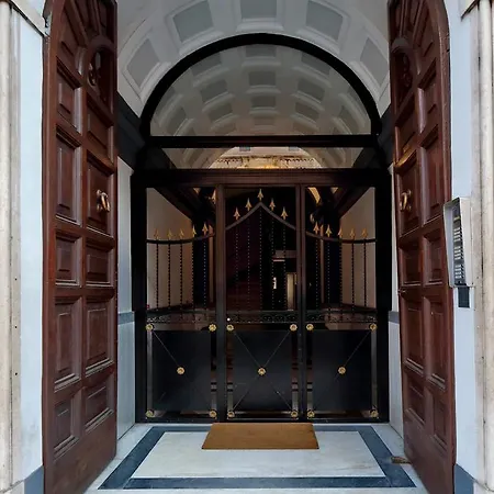 Elegant Vibia 300 Mt From Colosseum