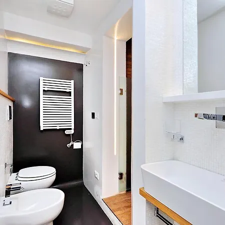 Elegant Vibia 300 Mt From Colosseum