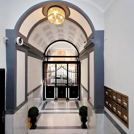 Elegant Vibia 300 Mt From Colosseum