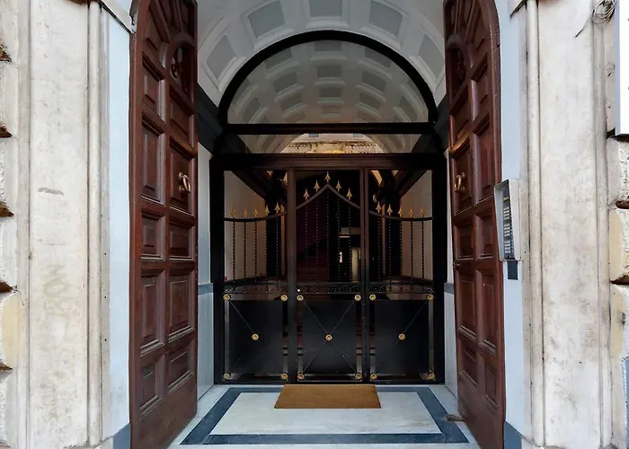 Elegant Vibia 300 Mt From Colosseum