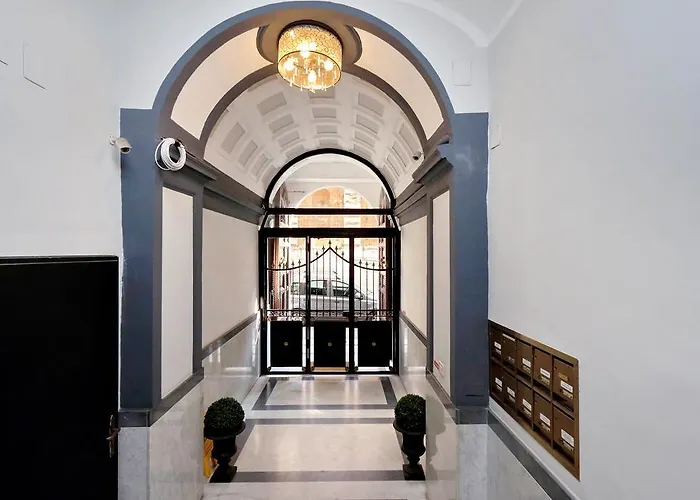 Elegant Vibia 300 Mt From Colosseum