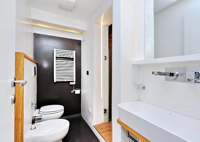 Elegant Vibia 300 Mt From Colosseum